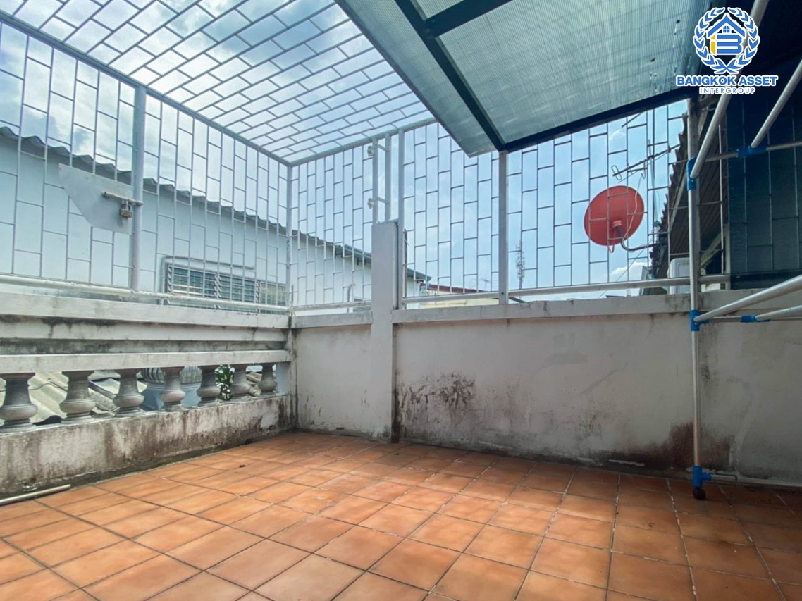 *****ทาวน์เฮ้าส์มือสอง ม.บดินทรรักษา2 คู้บอน เนื้อที่กว้าง 23.70 ตร.ว. ฟังก์ชัน 3 ห้องนอน 2 ห้องน้ำ 1 ที่จอดรถ ภายในสภาพสวย พร้อมเข้าอยู่ โครงการตั้งบนทำเลดี เชื่อมต่อถนนคู้บอน ใกล้รถไฟฟ้าสายสีเขียว "สถานีวัดพระศรีมหาธาตุ" และจุดขึ้นทางด่วน "จตุโชติ" จองเลย